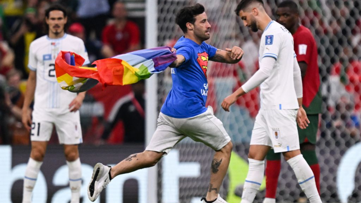 Qatar 2022 Fanático ingresó al campo con bandera en modo de protesta