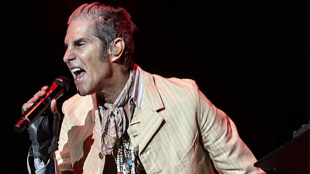 Esposa de Perry Farrell revela que hará el vocalista ahora que se