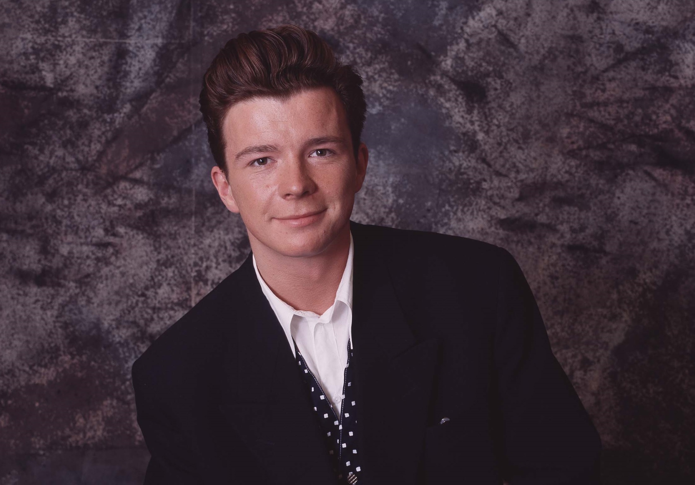 Rick Astley celebra con humor las tres décadas de su mayor éxito