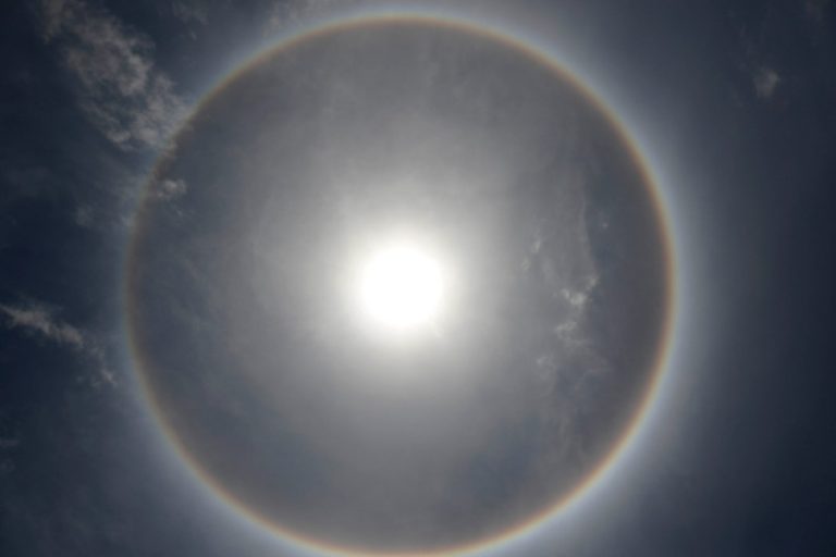 ¿Qué significa el anillo alrededor del sol que se ha visto en Santiago