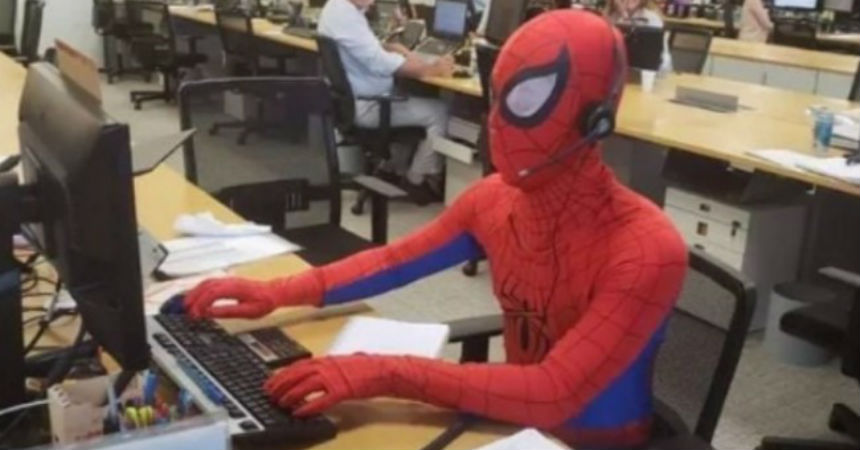 Banquero renunció a su trabajo y se disfrazó de Spiderman