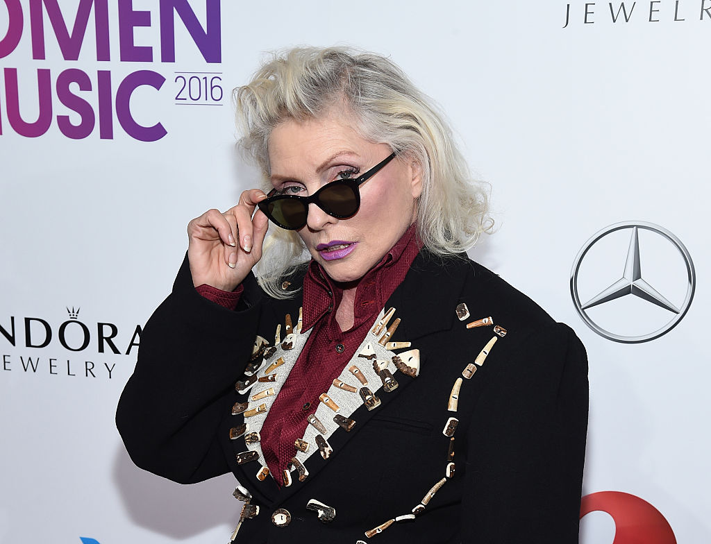 Debbie Harry, a líder do Blondie, anuncia sua autobiografia 