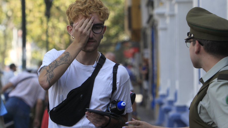 Joven se tapa ojo en protesta web