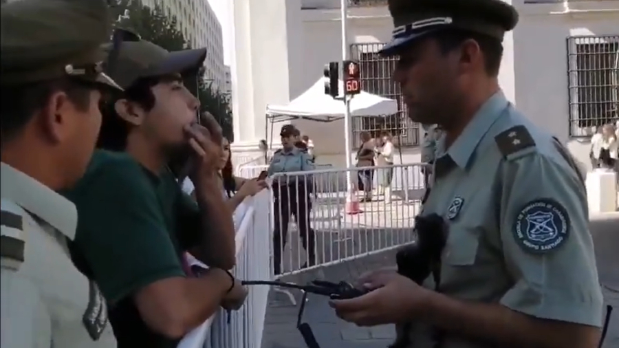 Joven protestas con pifias en la Moneda