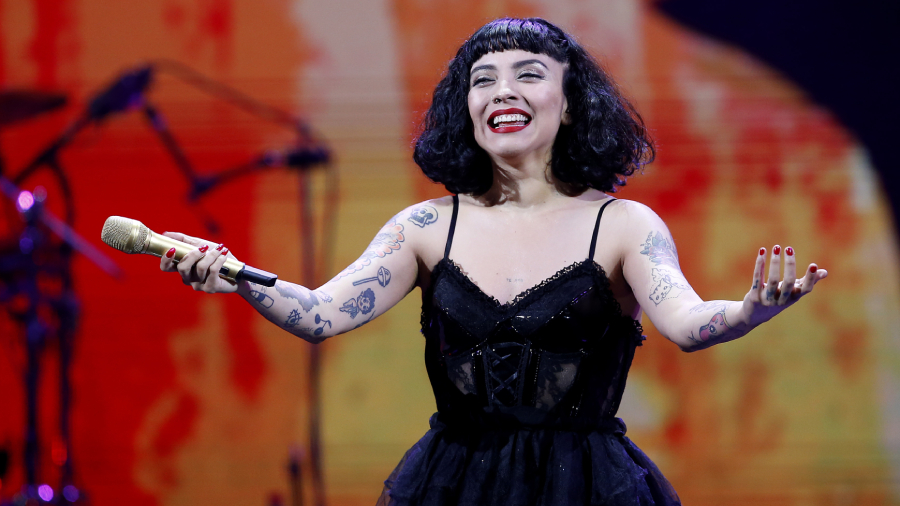 Mon Laferte inaugura exposición de sus pinturas en México