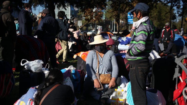 Bolivianos acampando en el consulado