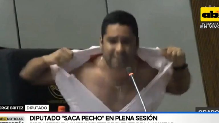 Diputado se rompe la camisa paraguay