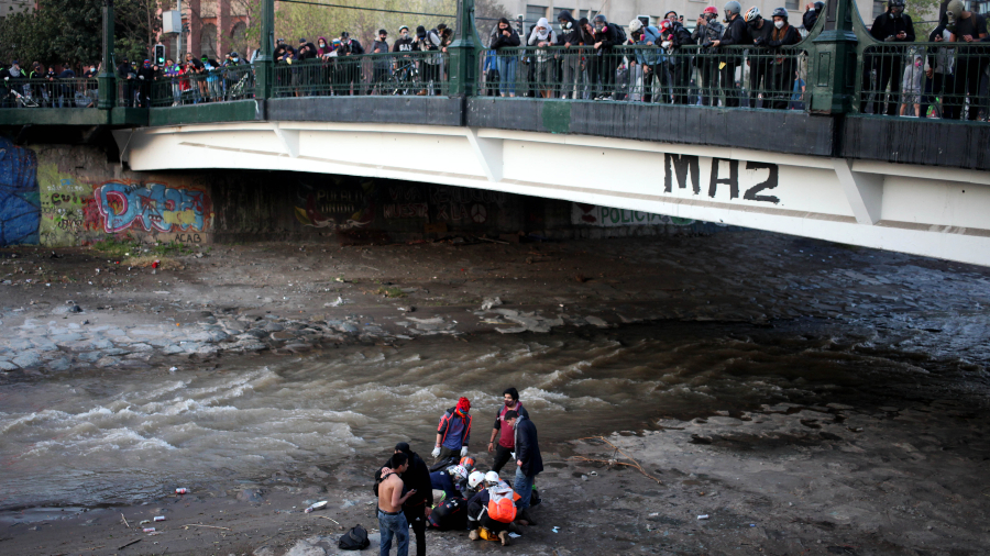 Carabinero empuja a adolescente al río A_UNO_1218321 web