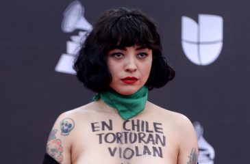 La Polemica Foto De Mon Laferte Mostrando Las Axilas