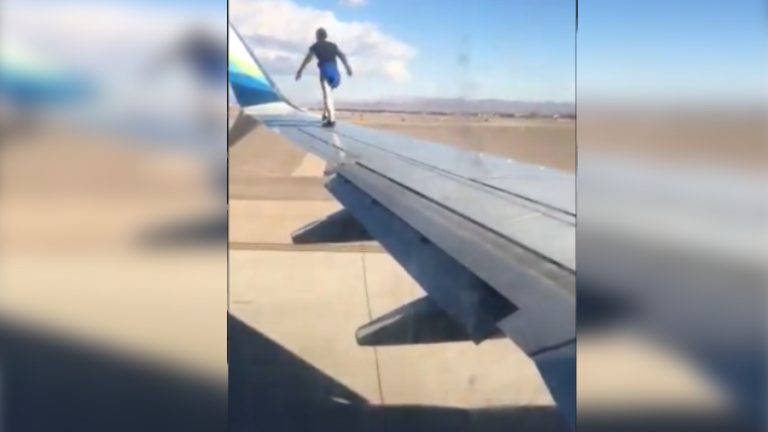 hombre escala ala del avión