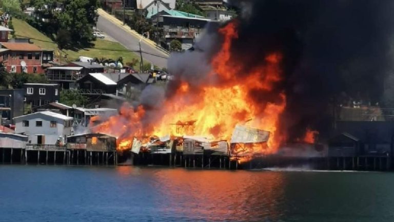 Incendio En Palafitos De Castro