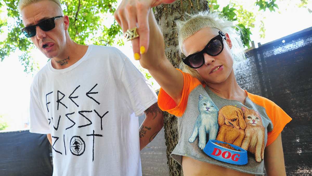 Hijo adoptivo de Die Antwoord los acusa abuso — Radio Concierto Chile