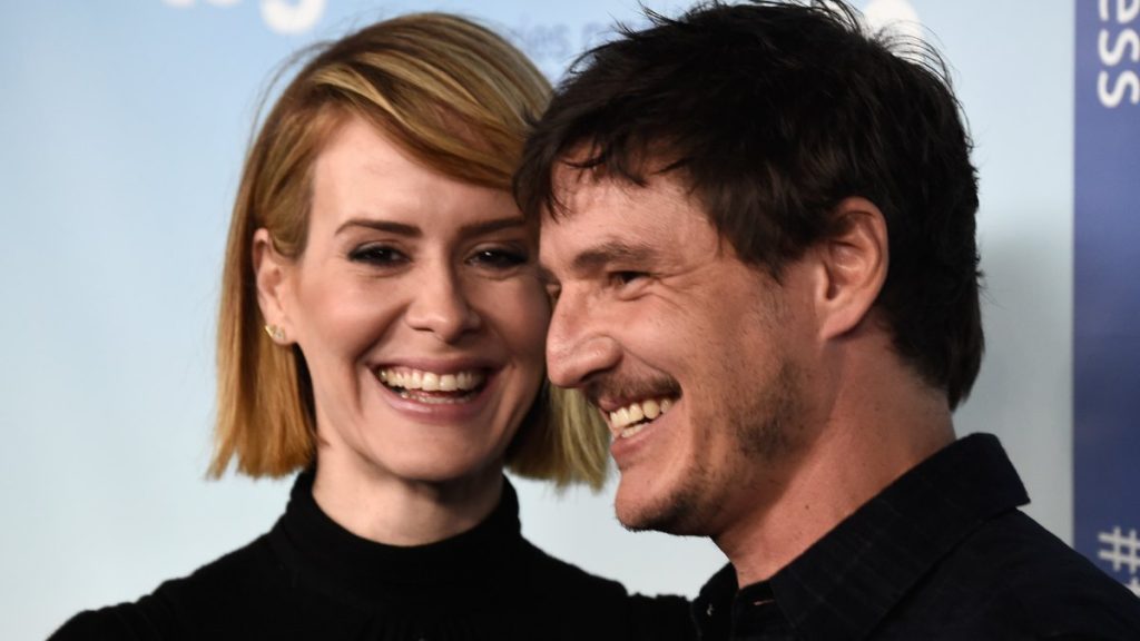 Sarah Paulson Ayudaba A Pedro Pascal A Mantenerse