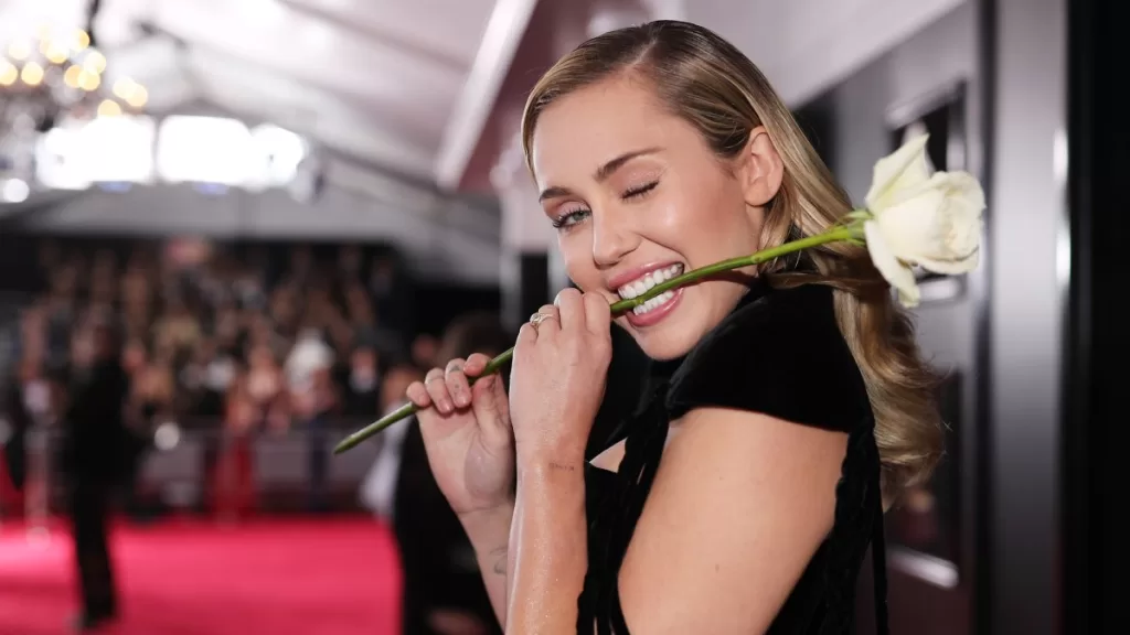 Miley Cyrus Revela Que Flowers Tenia Un Significado Muy Distinto Originalmente