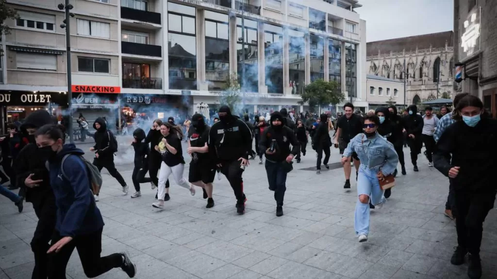 Manifestaciones En Francia Por Asesinato De Menor De Edad