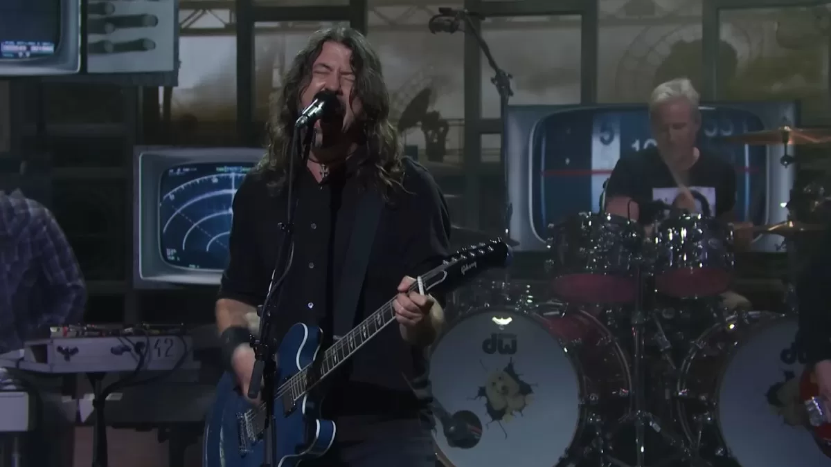 Foo Fighters en Saturday Night Live Fueron presentados por Christopher