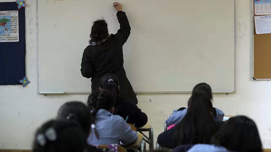 Daniel Mansuy Por Su Nuevo Libro Enseñar Entre Iguales. La Educación En Tiempos Democráticos Nos Cuesta Mucho Respaldar A Los Profesores Y Sin Embargo Esperamos Mucho De Ellos