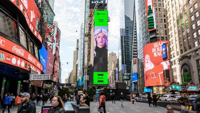 Vesta Lugg Se Luce En Las Pantallas De Times Square