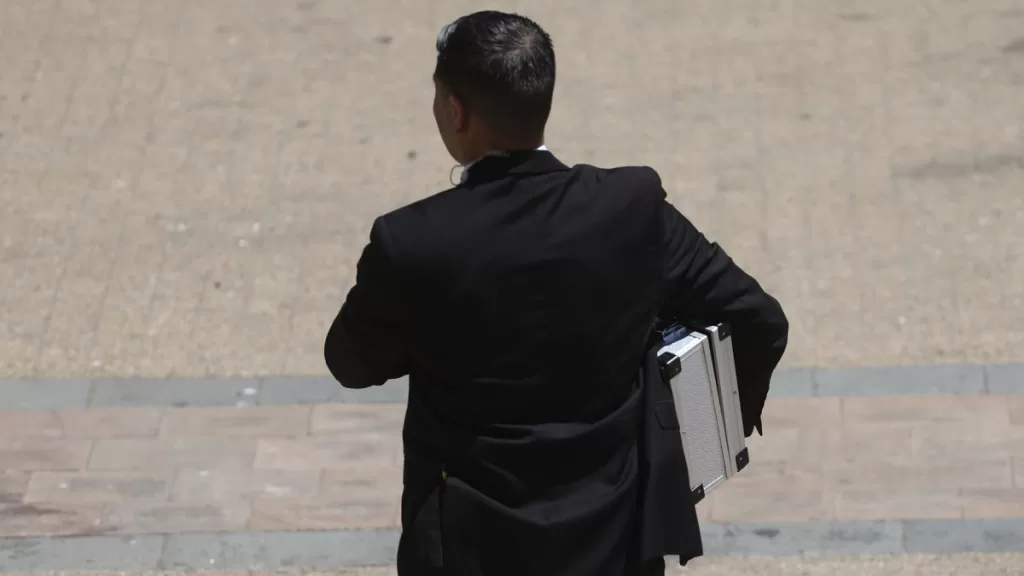 Hombre Con Maletín En La Moneda