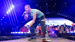Coldplay Invitó A Michael J. Fox Al Escenario Durante Concierto En Glastonbury 2024