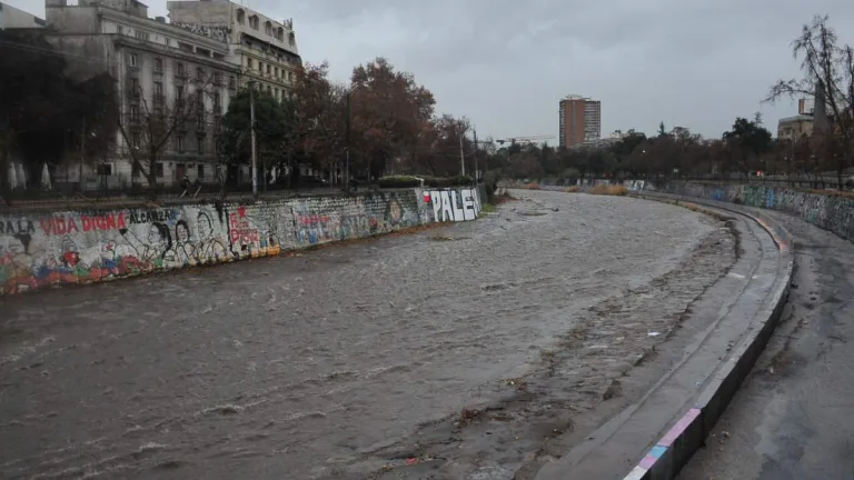 Evacuan Sectores De La Region Metropolitana Por Lluvias