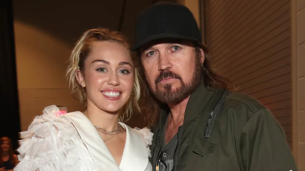 Papa De Miley Cyrus Alega Que Su Esposa Fue Abusiva En Contra De El