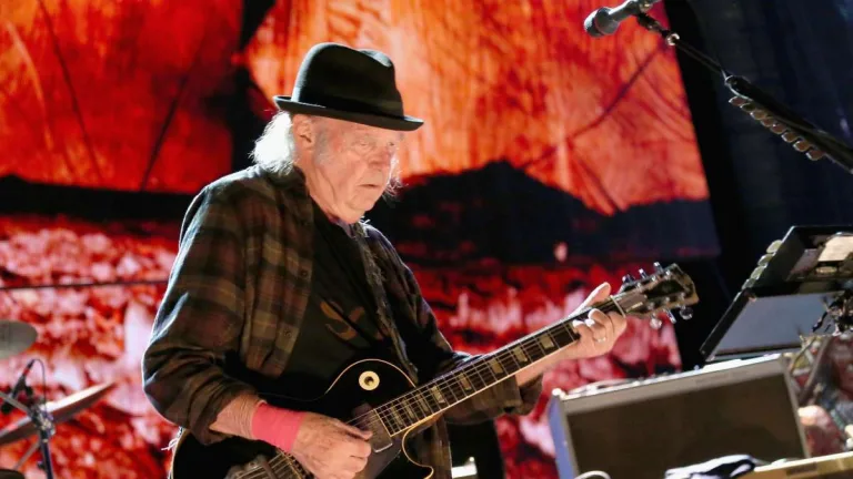 Neil Young Vuelve A Los Escenarios