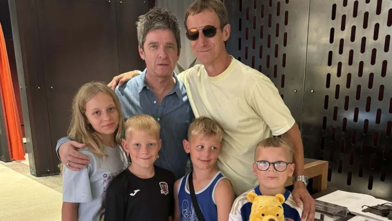 Noel Gallagher Se Reune Con Fanatico Y Sus Cuatro Hijos