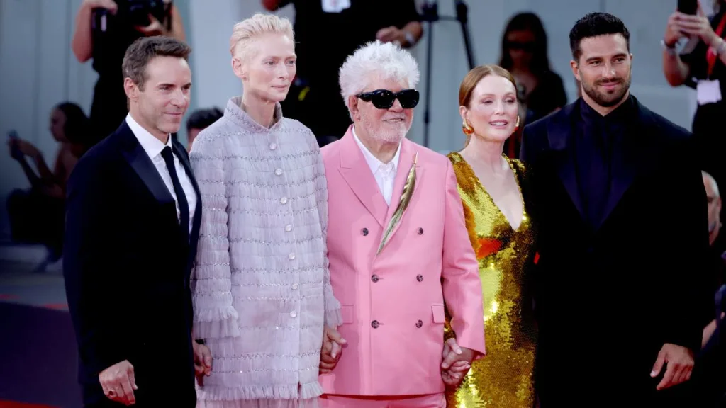 Ovacion Mas Larga De Venecia Para Julianne Moore Tilda Swinton Y Pedro Almodovar